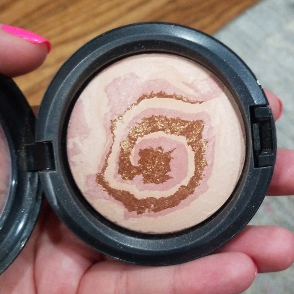 MAC MINERALIZED SKINFINISH- Light Year